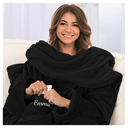 Kuscheldecke mit Ärmeln - Bestickt mit Namen oder Wunschtext - 150 x 180 cm - extra Flauschige Ärmeldecke - gemütliche Wohndecke - personalisiertes Geschenk für Männer und Frauen Farbe: schwarz