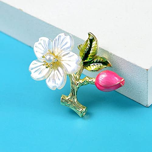 Broche Fleur pour Femmes en Coquille et Émail sur un Manteau d'Hiver