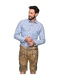 Diese kurze Lederhose ist ein Modell der neuen Stockerpoint-Kollektion und zeigt einen ganz besonderen Stil, der Tradition mit Moderne verbindet. Das weiche Leder in einem hellen Braunton harmoniert perfekt mit den farblichen Kontrasten in den Stickereien und seitlichen Bändern. Maskulin und modern ist der breite Gürtel, der mit einer massiven Schließe in Antik-Silber Ihren individuellen Stil perfekt unterstreicht. Zwei seitliche Taschen, eine kleine Tasche seitlich am Bein sowie die Weitenregulierung im Rückteil sind praktische Extras, die an einer Lederhose nicht fehlen dürfen. Eine Hose, die sowohl elegant mit Hemd und Janker wie auch leger mit Shirt und Sneakern funktioniert und immer ein Hingucker ist.