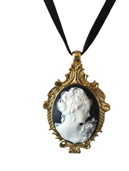 Pendentif Camée Madame de Pompadour métal doré pour sublimer un décolleté uni