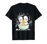 pinguino carino mangiare ramen tagliatelle opera d'arte penguin noodle art maglietta