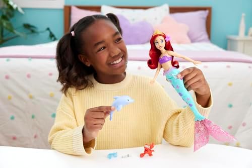 Mattel Disney Prensesi Ariel yüzen deniz kızı bebek ve su püskürten yunus, Sebastian figürü ve 4 aksesuar, Okyanustaki Dostlarım su oyuncağı, JFC39 - Görsel 7