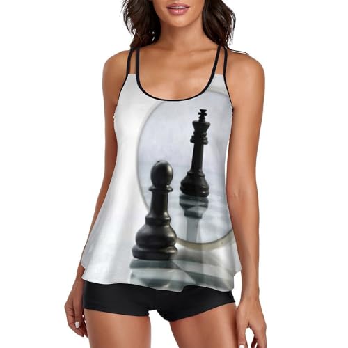 Bikini tankini noir femme motif échecs avec short de garçon contre les complexes sur la plage