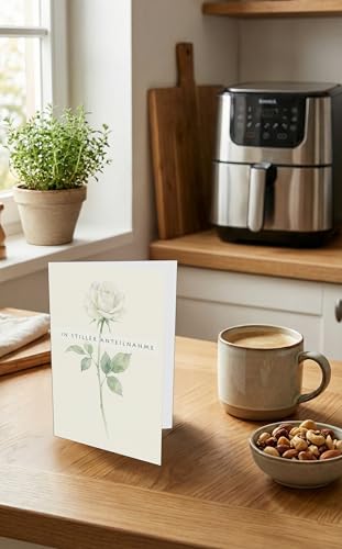 Trauerkarte „In stiller Anteilnahme“ mit schwarzem Umschlag – Edle Beileidskarte mit weißer Rose, 18 × 13 cm (1)