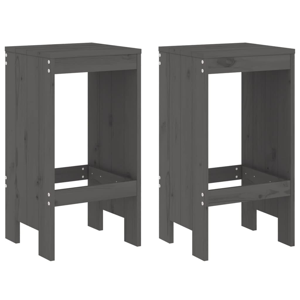 Set 2 Sgabelli da Bar in Legno di Pino Grigio 40x36x75 cm | Coppia di sedute rustiche in pino ideali per arredare balcone e giardino con un comodo supporto per i piedi.