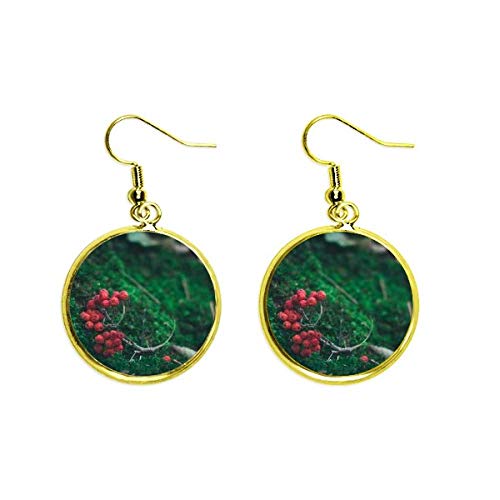 Pendientes de gota dorados con fruta roja: ligereza y movimiento elegante