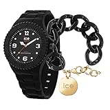 Das Konzept von ICE jewellery macht das Kombinieren zum Vergnügen. Die Farben der Ice-Watch-Stars gibt es jetzt auch als Armband. Erliegen Sie dem Eleganz der XL-Ketten. Das leichte, geschmeidige und leicht zu tragende Armband ist mit einer goldenen Medaille verziert, die mit den goldenen Zeigern und Indizes auf den Zifferblättern harmoniert. Sie können es solo oder zu zweit tragen, Ton in Ton oder in einer Kamee. Jedes Armband wird in einer passenden Schatulle und einem schwarzen Stoffbeutel mit dem goldenen Schriftzug ICE jewellery geliefert