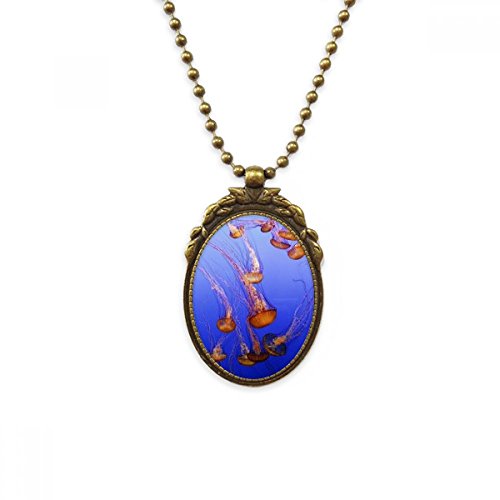 Collier Pendentif Méduse en Laiton Antique Bijou de Luxe Vintage