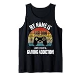 Este es un regalo perfecto para cualquier persona llamada Sheldon que ama jugar videojuegos. Viene en el diseño vintage de atardecer con un controlador de juego