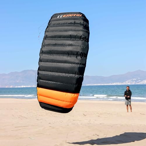 Wolkenstürmer Paraflex Trainer 2.3 (schwarz-orange) - flugfertiger Trainerkite mit Trainerbar und Dyneema Schnüren - 1.7qm Windtrainer zum Mountainboard Fahren
