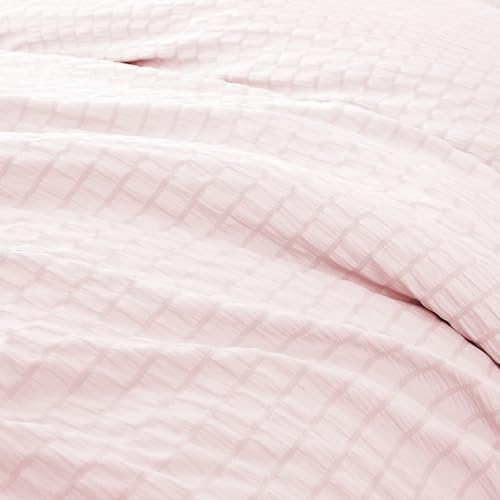 Image of Amazon Basics Duvet Cover Set with Jacquard Geometric Pattern, 3-Piece with 1 Duvet Cover and 2 Pillow Shams, Comforter Not Included, Queen, Pink