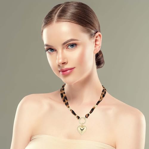 Collier écharpe imprimé léopard pour sublimer un décolleté simple