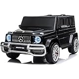 WEITERE HIGHLIGHTS: Das ein- und aussteigen ist deutlich einfacher als bei anderen Elektrofahrzeugen, denn es lassen sich beide Türen öffnen. Beide Einzelsitze mit mit je einem 5-Punkt Sicherheitsgurt ausgestattet. Die Innenraumbreite von 52cm ermöglicht das Sitzen von 2 kleineren Kindern, oder einem großen Kind. Das Lenkrad beinhaltet Funktionen wie Kindermelodien und Hupe. Das Fahrzeug ist an der Hinterachse gefedert. Eine Zugvorrichtung mit ausklappbarem Zuggrif und Zusatzrädern