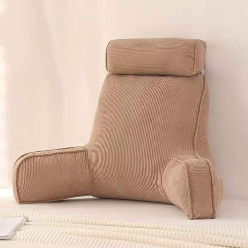 Coussin de lecture contre le mal de dos sur le lit adulte