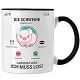 Trendation - Die Schweine Rufen An Tasse Geschenk für Schweine Züchter Besitzer Geschenkidee Lustig Spruch Bauer Landwirt (Schwarz)