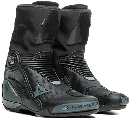 Bottes moto Dainese Axial Gore-Tex pour rouler sous la pluie en voyage