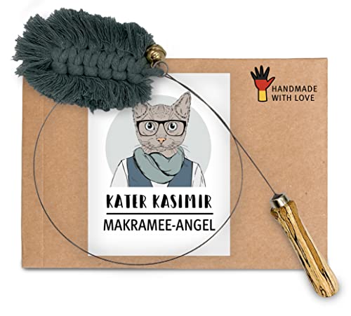 Premium Katzenspielzeug: Katzenangel mit Makramee Feder. In Deutschland von Hand und mit Liebe gefertigtes nachhaltiges Katzenspielzeug. Der handgeknüpfte Anhänger besteht aus Recycling-Baumwolle Cover