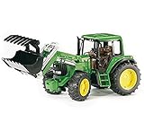 Die zu öffnende Motorhaube ermöglicht einen guten Blick auf den Motorblock. Das Frontgewicht des Traktors ist abnehmbar