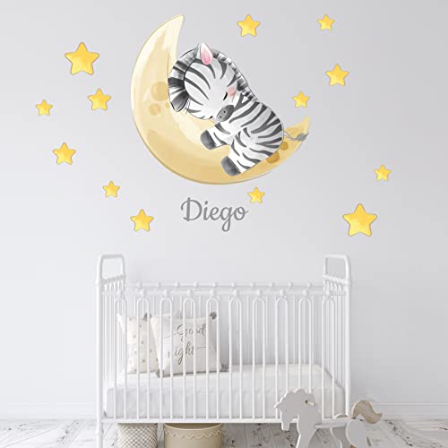 Vinilo Decorativo Infantil Personalizado con Nombre Cebra durmiendo en Luna con estrellitas – Varias Medidas – Autoadhesivo de fácil colocación – Dormitorio bebé (51_x_60_cm)