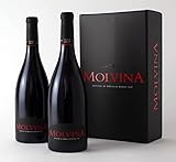 ITALIENISCHE WEINKULTUR Abfüllung 2022, nur 9.000 Flaschen pro Jahr. Die Mischung besteht aus 4 Reben - Barbera, Marzemino, Schiava Gentile und etwas Sangiovese. Eine Tradition die im Jahr 1911 begann. Die Leidenschaft, welche bis heute durch die Söhne der Familie Torri spührbar ist. Molvina, ursprünglich produziert für Arbeiter aus der Umgebung des kleinen Dorfes in der Lombardei. Ronchi di Brescia in einem Weinglas. Geschenkverpackung erhältlich (bitte beim “Auschecken” angeben).