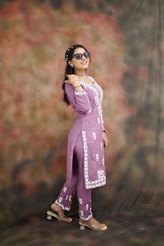 Image of Women's Cotton Blend Lucknowi Embroidered Chikankari Straight Kurta with Pant Set