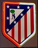 VERSATILIDAD: Perfecto para decorar paredes, vitrinas o cualquier espacio dedicado a los aficionados del Atlético