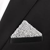 Forme pré-pliée : pas de pliage ou d'ajustement nécessaire. La pochette est déjà formée et se glisse directement dans la poche de poitrine – élégante, pratique et gain de temps.