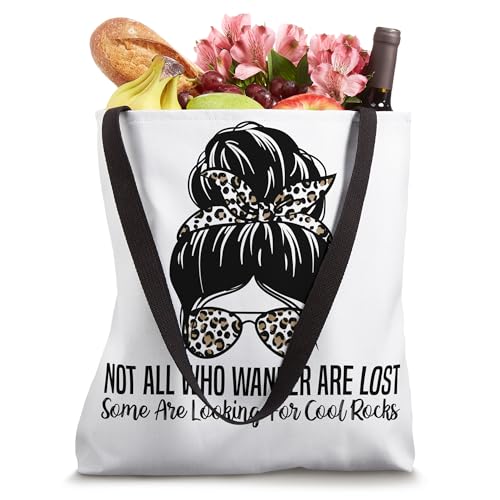 Bolso tipo tote con frase 'No todos los que vagan están perdidos, algunos buscan piedras geniales' miniatura 4