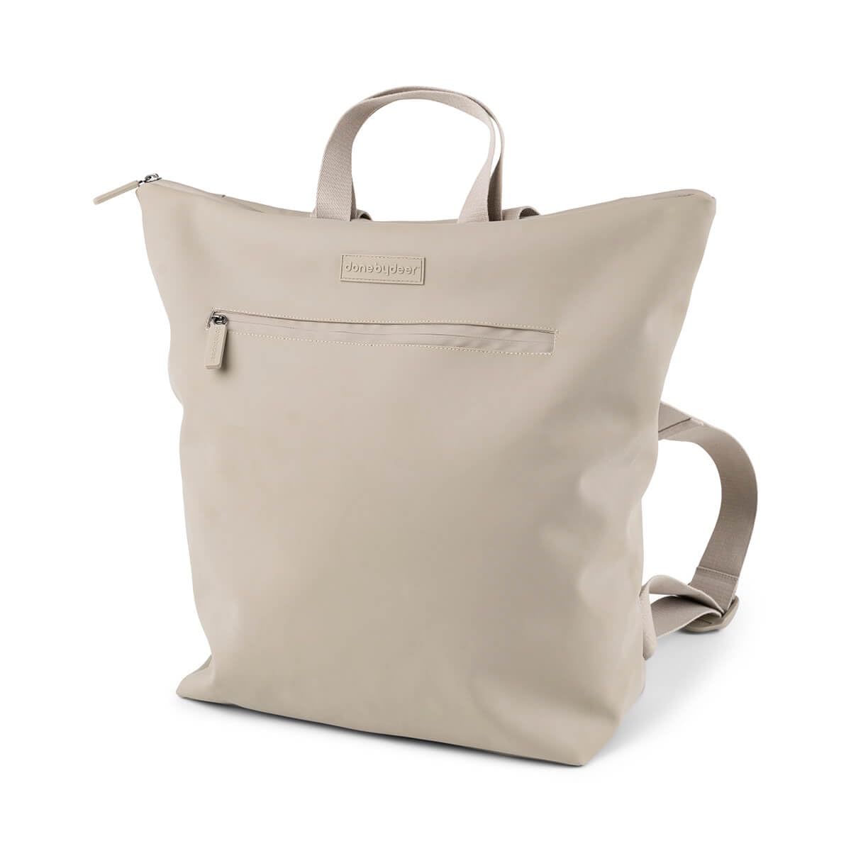 Done by Deer Mochila cambiador plegable y dos ganchos para cochecito. Bolsa para pañales de 100% poliéster reciclado con revestimiento de poliuretano, beige, 45 x 15 x H 40 cm. Wickelunterlage: 55 x