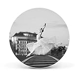 DETAILS: Die magnetische Metall Pinnwand besteht aus weiß lackiertem Stahl. Sie hat einen Durchmesser von 47cm. Es befinden sich an den Seiten zwei vorgefertigte Löcher die eine schnelle und unkomplizierte Anbringung ermöglichen. Das Motiv ist mit einem seidenmatten Laminat versehen und schützt so zusätzlich vor Kratzern.