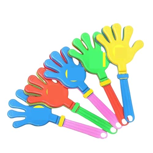 Main Claquettes Colorées pour Anniversaire Enfant et Ambiance de Match en Tribune de Stade