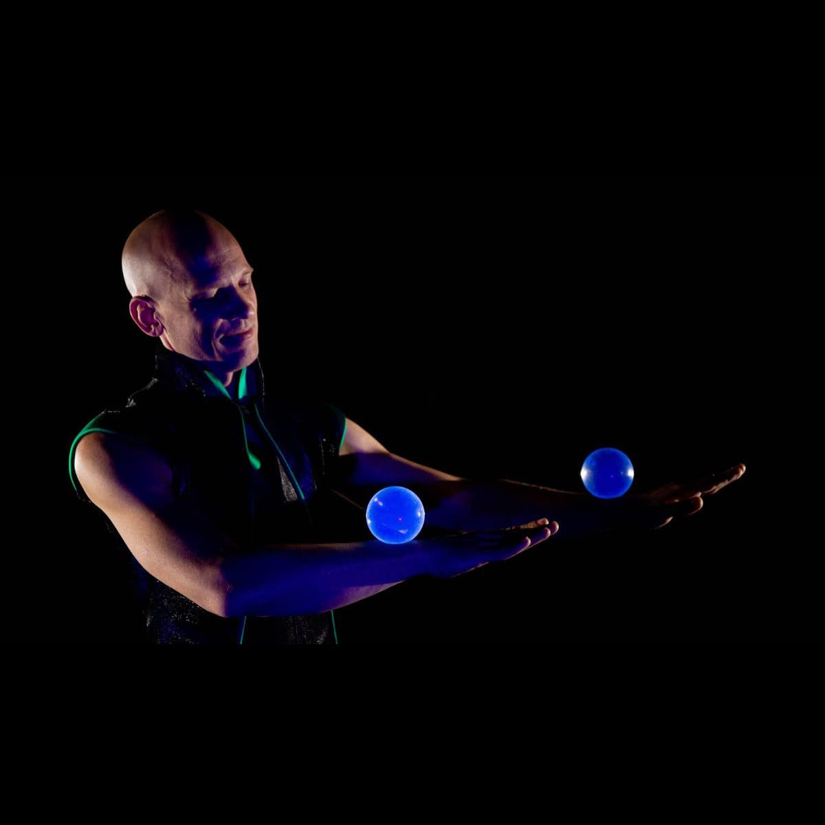 DSJUGGLING Przezroczysta akrylowa kula do żonglowania UV - 76 mm (ok. 3 cale) świecący niebieski kolor w przestrzeni UV