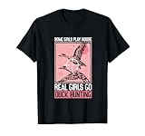 some girls play house real girls go duck hunting maglietta