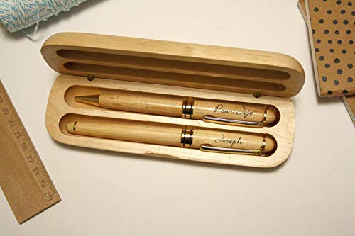 Atelier Mumu - Coffret 2 stylos personnalisés en bois avec triple gravure. Coffret cadeau idéal anniversaire, retraite personnalisation avec gravure du prénom. Gravé sur mesure.