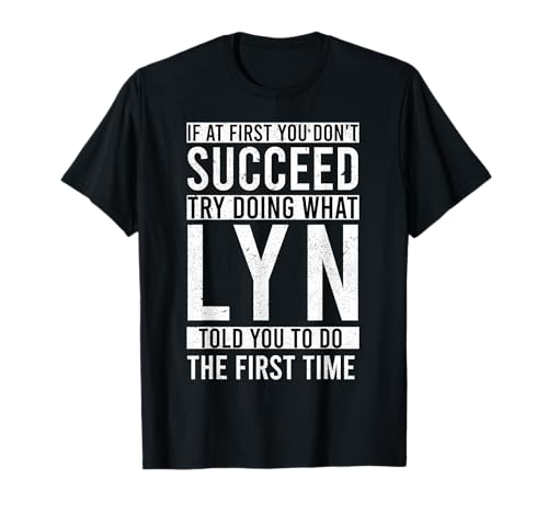 Photo de LYN Nom personnalisé Cadeaux d'anniversaire amusants LYN T-Shirt