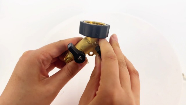 Biswing Garden Hose Splitter 2 Way, Heavy Duty Brass Connector Tap Splitter, Y Splitter 2 Valves with 2 Extra Rubber Washers