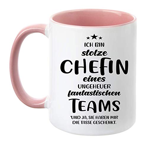 TASSENTICKER - ''Ich bin stolze Chefin eines ungeheuer fantastischen Teams'' - beidseitig Bedruckt - Kaffeetasse - Arbeit - Büro - Geschenkidee (Rosa) Cover