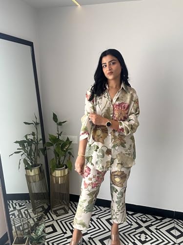 Image of LookMark Women Kurta Set With Floral Print and Cotton Blend Fabric With Pant