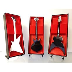 Kiss (Ace Frehely, Gene Simmons, Paul Stanley Ensemble de guitare miniature - Les Beatles, Paul McCartney, John Lennon, RIngo Starr, George Harrison Kiss (Ace Frehely, Gene Simmons, Paul Stanley Ensemble de guitare miniature – Image 2