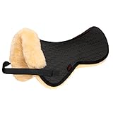 BESONDERHEITEN: Der Spezial-Satteldeckenstoff besteht aus mehreren Komponenten, die miteinander versteppt sind und zur Polsterung dienen. Vorne wird das Lammfell bis auf die Oberseite herumgezogen und dient als Sattelanlage.