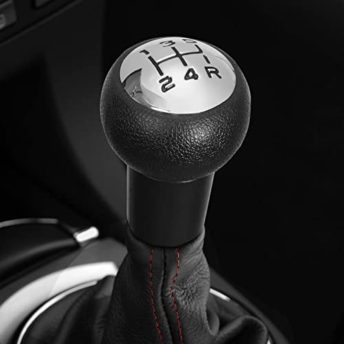 Pomo de cambio de marchas Spurtar instalado en un coche, mostrando su diseño ergonómico y acabado en cromo