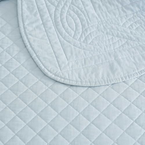 Image of Martha Stewart - Queen Size Quilt Set, Soft & Breathable Cotton Percale Quilted Bedding with Matching Pillowcases, Scalloped Edge Bed Set, Vintage Scallop Blue