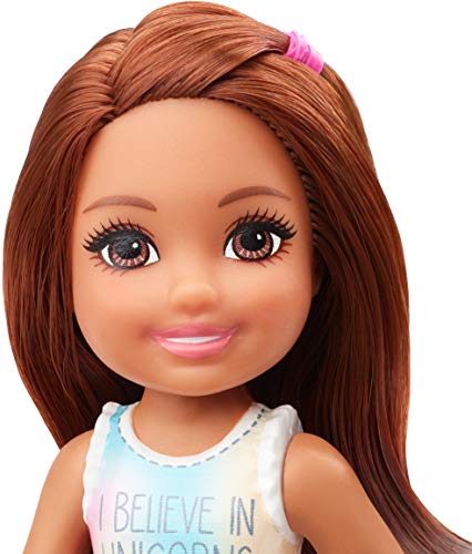 Barbie GHV63 - Chelsea Puppe (brünett) mit „I believe in unicorns“-Motiv, ca. 15 cm, für Kinder von 3 bis 7 Jahren – Bild 3