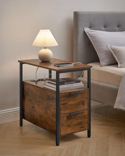VASAGLE Beistelltisch, Nachttisch mit Steckdosenleiste, 2 Schubladen, Sofatisch, Nachtschrank für Wohnzimmer, Schlafzimmer, vintagebraun-tintenschwarz LET325B01