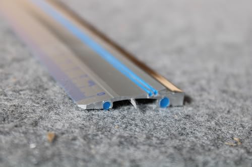 Foto von WEDO Schneidelineal 50 cm – Aluminiumlineal mit Stahlkante & rutschfester Gummilasche für exakte Schnitte – präzise Skala, robust & non-slip