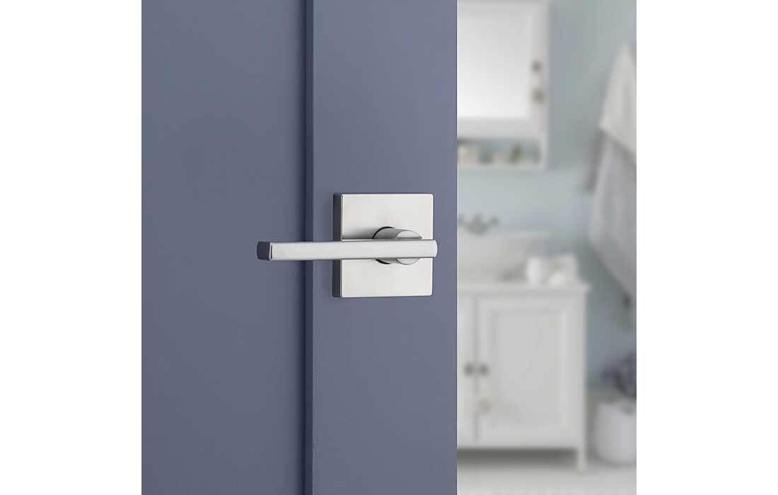 Kwikset 730HFLSQT-26D - Manija Halifax con cerradura de puerta cuadrada de privacidad con pestillo 6AL y acabado cromado satinado RCS Strike