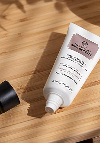 THE BODY SHOP Skin Defence Multi- Protection Light Essence SPF 50 PA +++ WEIGHTLESS FINISH, SPF 50 PA+++, HELPS PROTECT FROM POLLUTION - Image 3