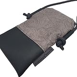 Das Täschchen ist durch den Reißverschluss deutlich größer als das Handy, da der Reißverschluss die Öffnung oben verengt. Alternativ kann ich das Täschchen auch mit Klett oder Knopf anfertigen (wie meine anderen Handytaschen) und dann eine Kordel befestigen. Diese sind dann nur etwas größer als das Handy... Bitte vorher kurz anfragen.