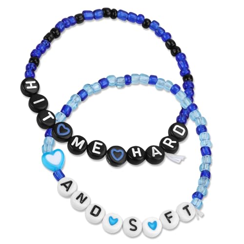 Un braccialetto da concerto: questo braccialetto da tour in perle di vetro blu e bianco e vetro colorato è decorato con perline monogrammate ed è perfetto per concerti, festival o come elegante accessorio da indossare tutti i giorni.