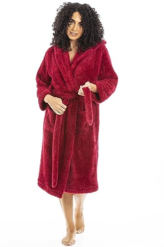 Peignoir à capuche en polaire pour femme frileuse cherchant chaleur et douceur